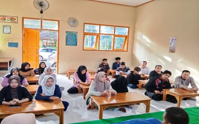 Penguatan Karakter Religius Siswa PKBM Mawar melalui Kegiatan Pondok Ramadhan dan Praktik Salat Jenazah.