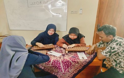 “Pendekatan Inklusif dalam Implementasi Pembelajaran Huruf Braille di PKBM Mawar”