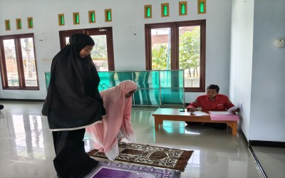 Ujian Praktik Hari Pertama Siswa Putri Kelas 12 PKBM Mawar