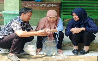 Kreativitas Siswa Tunanetra dalam Membuat Telur Asin di PKBM Mawar